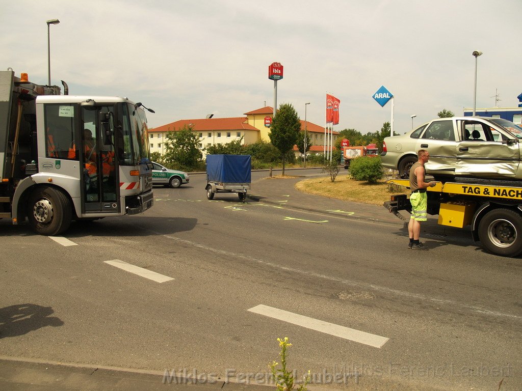 Muellwagen kollidiert mit PKW Koeln Porz Gremberghoven Alter Deutzer Postweg P42.JPG